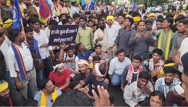 बालाघाट में बच्चों की मौत पर बवाल, आदिवासी समाज ने कराया बंद; कलेक्ट्रेट के सामने प्रदर्शन