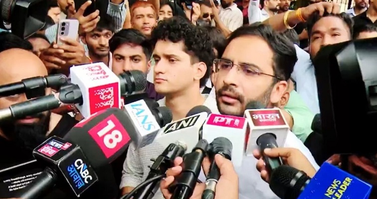 CJP Protest: कॉकरोचों ने घेरा दिल्ली संसद मार्च थाना, निशु आजाद के पिता से मारपीट के मामले में जुटे समर्थक 