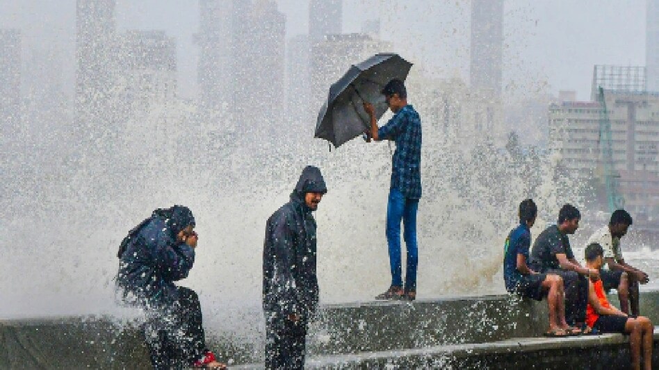 दिल्ली-NCR में बदला मौसम का मिजाज, भारी बारिश को लेकर रेड अलर्ट; राजस्थान-UP तक असर