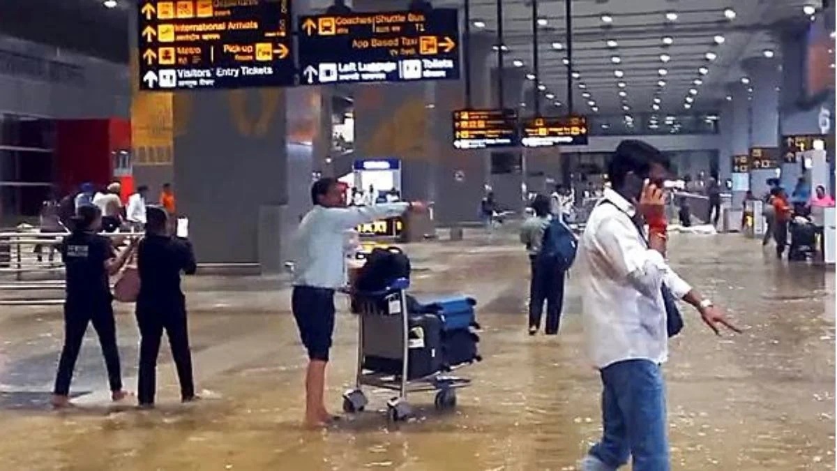 दिल्ली-NCR में भारी बारिश के बीच पानी-पानी हुआ एयरपोर्ट, यात्री परेशान