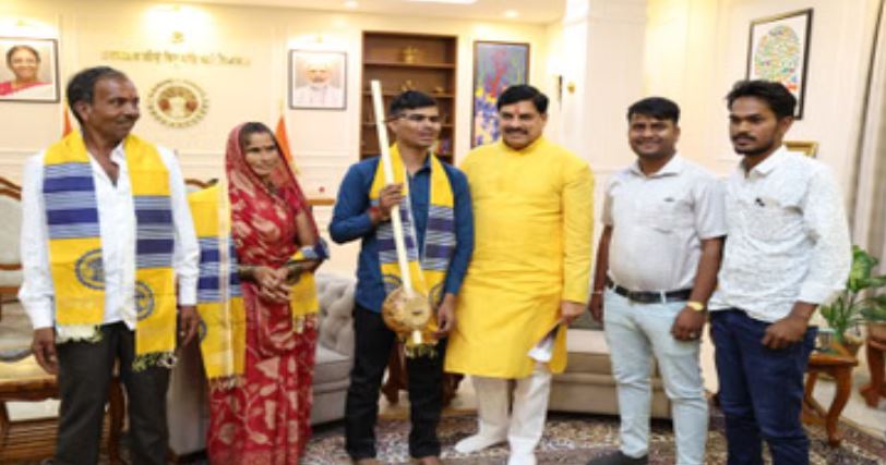 BHOPAL NEWS : 'हनुमान अंश' के गायक सुनील लोधी की CM मोहन ने की सराहना, एक लाख सम्मान निधि देने की घोषणा 