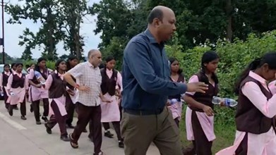 एकलव्य विद्यालय की छात्राओं ने खोला मोर्चा, 20 KM पैदल चलकर कलेक्टर से मिलीं; व्यवस्थाओं पर उठाए सवाल