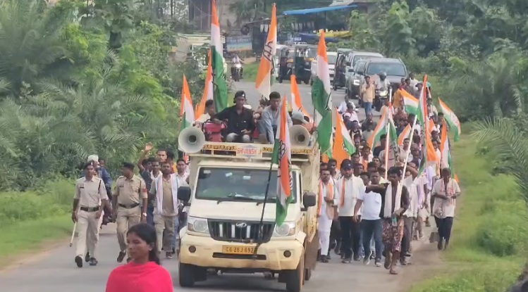 सुकमा में आश्रम बंद होने पर कांग्रेस का पैदल मार्च, 15 KM चलकर तहसीलदार को सौंपा ज्ञापन