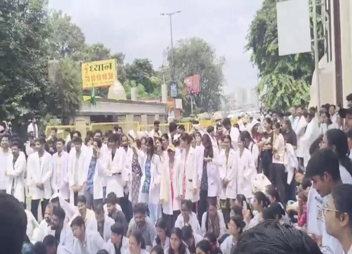 MP में इंटर्न डॉक्टरों का आंदोलन दूसरे दिन भी जारी, मेडिकल कॉलेजों की OPD प्रभावित; स्टाइपेंड बढ़ाने की मांग