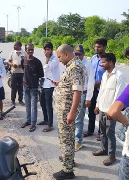Datia news :  दतिया में दर्दनाक सड़क हादसा ! बाइक सवार दो युवकों अज्ञात वाहन ने कुचला, हुई मौत 