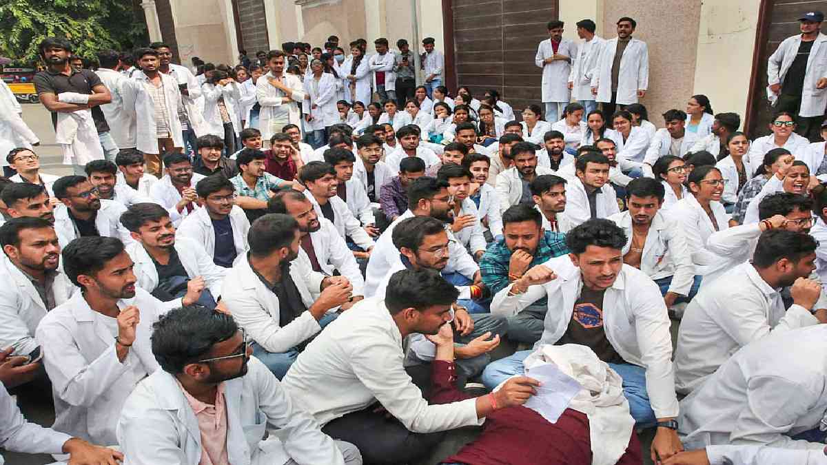 BHOPAL NEWS : MP में इंटर्न डॉक्टरों की हड़ताल से स्वास्थ्य सेवाएं प्रभावित, भोपाल-इंदौर-जबलपुर में OPD बंद