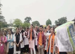 कॉलेज के छात्रों ने किया चक्काजाम: बिजली-पानी की समस्या को लेकर किया फूटा गुस्सा