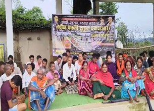 सड़क के लिए भूख हड़ताल के बाद 15 किमी पैदल चले ग्रामीण, जनपद कार्यालय पहुंचकर अधिकारियों से मांगा समाधान
