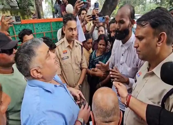 बदहाल सड़कों पर फूटा गुस्सा, मंत्री राजेश अग्रवाल के बंगले का घेराव; बोले- 'सड़कें देखकर मैं खुद शर्मिंदा हूं'
