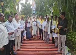 तीन सूत्रीय मांगों को लेकर धरने पर बैठे आदिवासी! सरकार के खिलाफ जमकर की नारेबाजी
