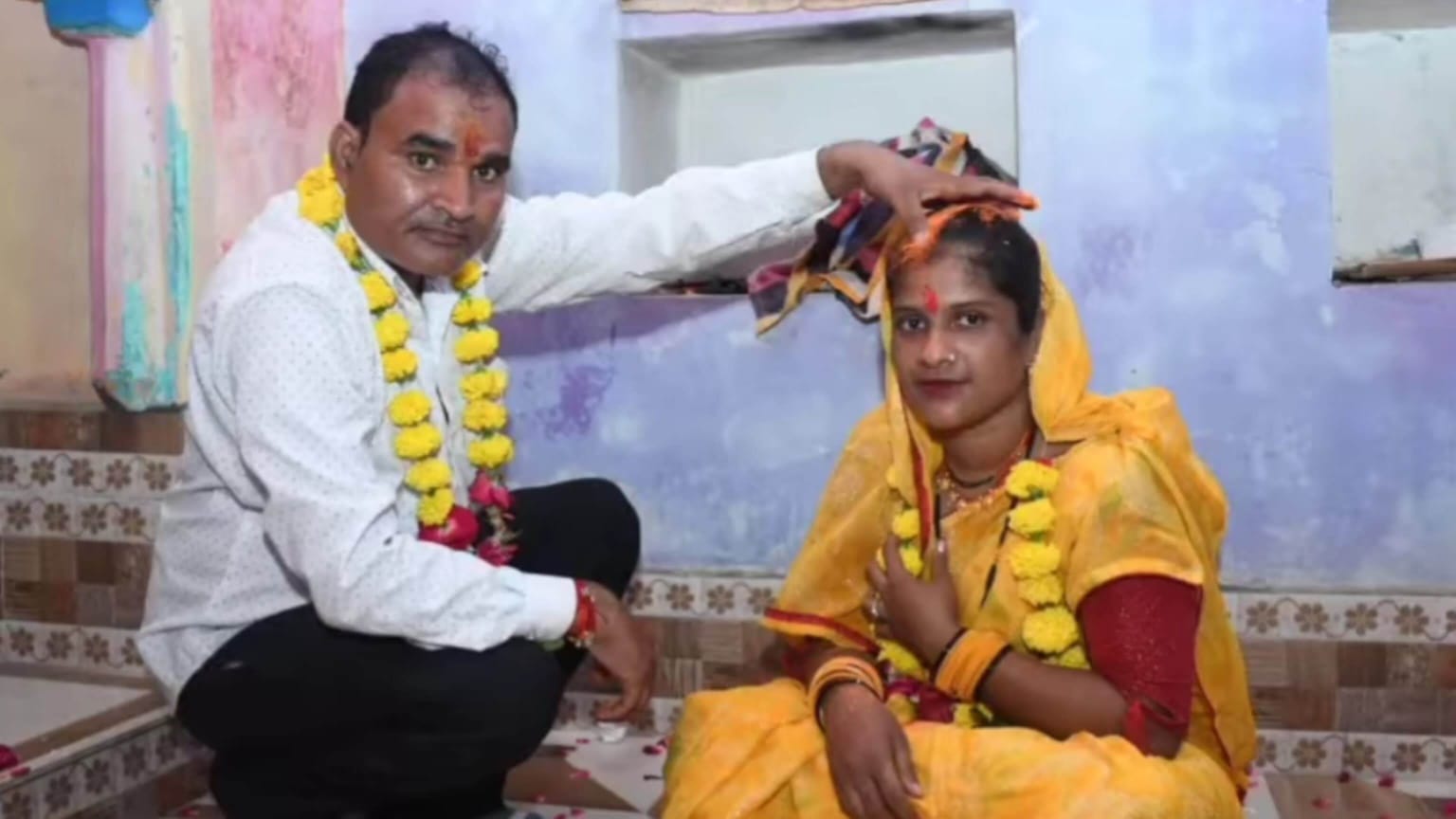 NIWARI NEWS : 45 साल के शख्स पर टुटा दुखों का पहाड़, सुहागरात के दिन गहने - मोबाइल फोन लेकर दुल्हन हुई फरार 