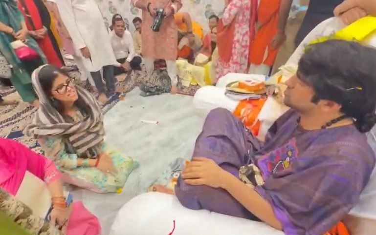  पंडित धीरेंद्र कृष्ण शास्त्री के दर्शन के लिए पहुंची ‘हनुमान अंश’ की निर्माता अनुप्रिया, लिया आशीर्वाद