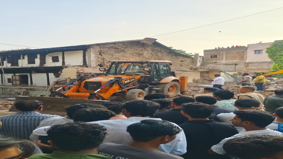 INDORE NEWS : बड़ी खबर ! इंदौर में जर्जर मकान तोड़ने के दौरान मजदूरो पर गिरी दिवार, 3 की मौत, 4 घायल