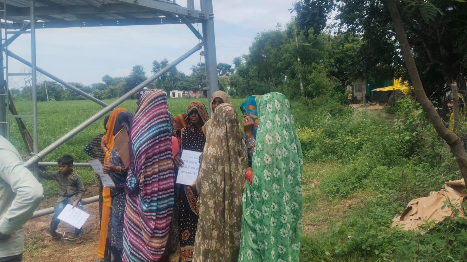 SHIVPURI NEWS :  शराबबंदी को लेकर शिवपुरी में अनोखा प्रदर्शन, मोबाइल टावर पर चढ़ी महिलाएं, कहा - परिवार में विवाद बढ़ रहा  ...