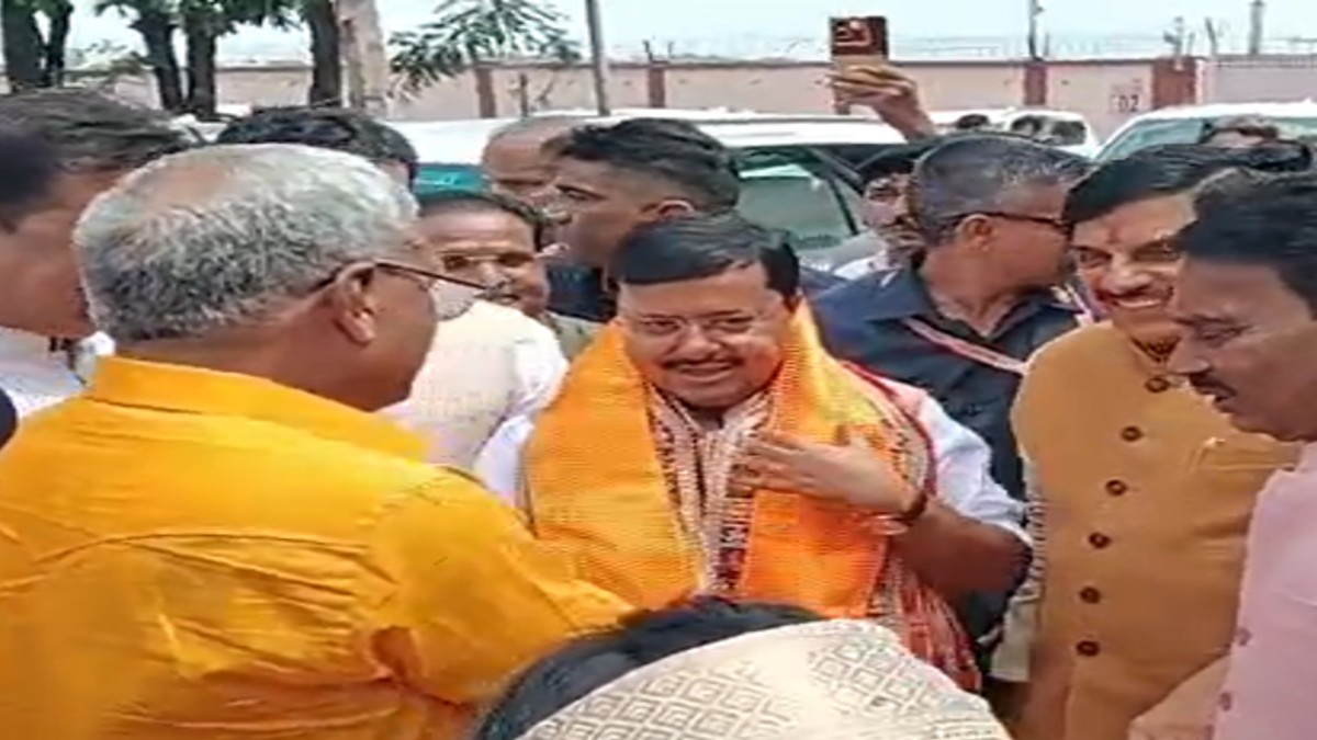 INDORE NEWS :  इंदौर पहुंचे बीजेपी के राष्ट्रीय अध्यक्ष नितिन नवीन, CM मोहन ने किया स्वागत, निशुल्क रजिस्ट्री की दी जानकारी 