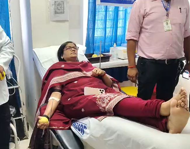 GWALIOR  NEWS : सेवा संकल्प अभियान के तहत कलेक्टर रुचिका चौहान ने किया रक्तदान, लोगों से सहयोग की अपील 
