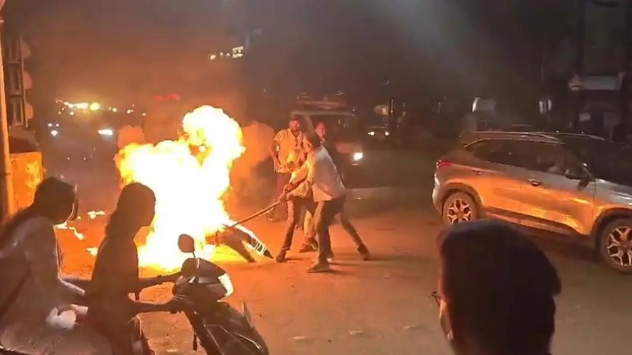 Bhilai News: पुतला दहन के दौरान पुलिस-कांग्रेस कार्यकर्ताओं में झूमाझटकी, आरक्षक झुलसा