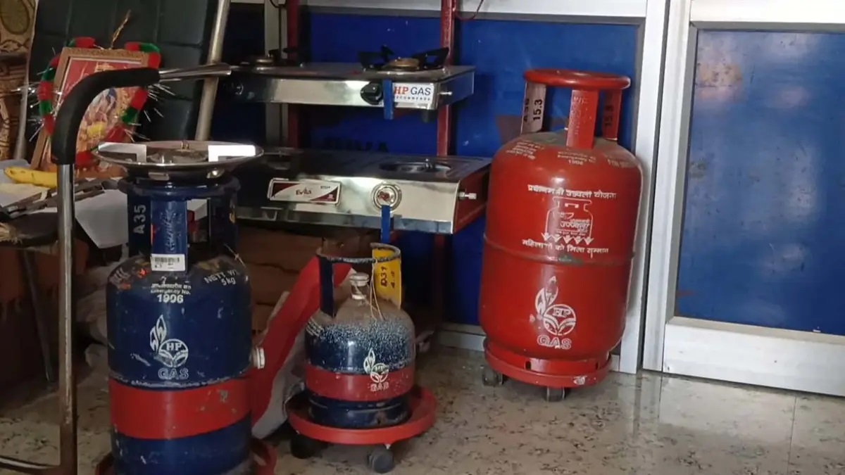 LPG Connection: गैस की सप्लाई सामान्य होने के बाद भी नए कनेक्शन पर रोक, उपभोक्ता परेशान; 10 किलो सिलेंडर का विकल्प महंगा