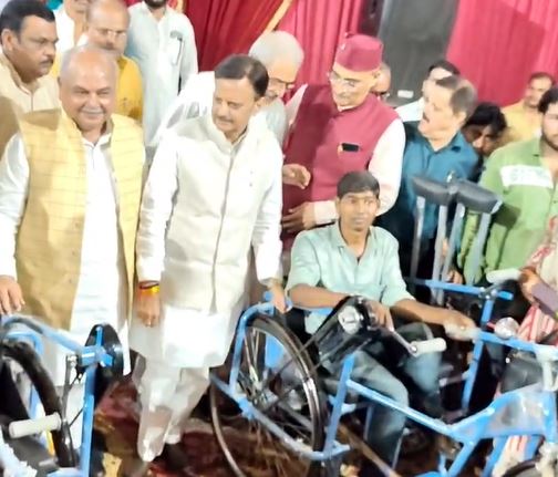 REWA NEWS:  रीवा पहुंचे नरेंद्र सिंह तोमर, जरूरतमंद लोगों को व्हीलचेयर, साइकिल सहित आवश्यक सामग्री की  वितरित 