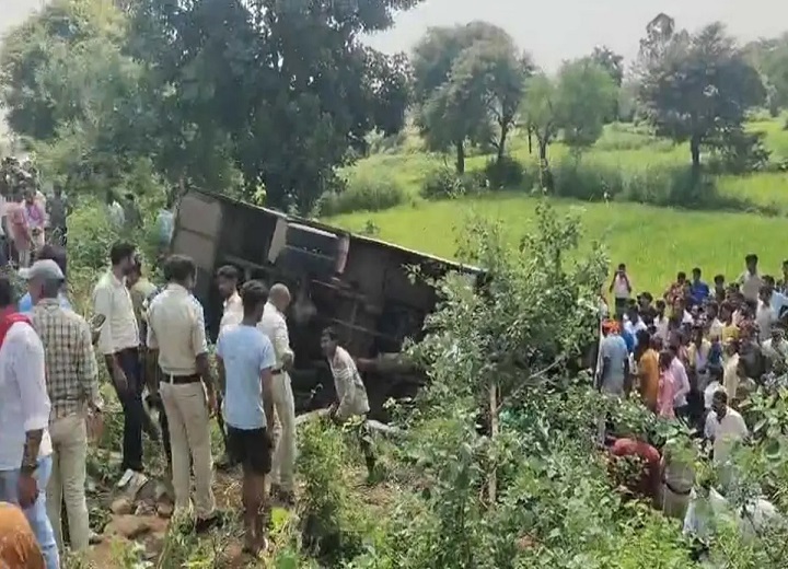 बालोद में बड़ा सड़क हादसा: यात्रियों से भरी बस पलटी, एक की मौत; 25 से ज्यादा घायल