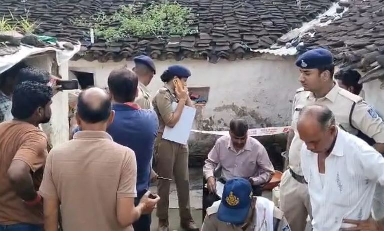 हटा में खूनी खेल, पति ने पत्नी सहित तीन बच्चों को कुल्हाड़ी से काटा, इलाके में मचा हड़कप 