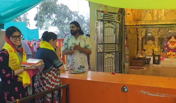 CHHATARPUR NEWS : बागेश्वर धाम पहुंचीं ‘हनुमान अंश’ की डायरेक्टर अनुप्रिया नागर, धीरेंद्र शास्त्री के जीवन पर फिल्म बनाने की जताई इच्छा 