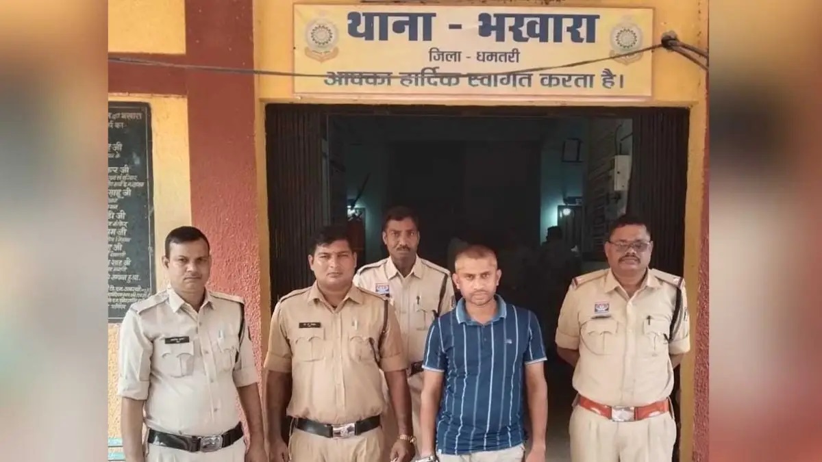 SBI कियोस्क से 1 करोड़ से ज्यादा की धोखाधड़ी का आरोप, संचालक गिरफ्तार; 29 FD बॉन्ड और लैपटॉप जब्त