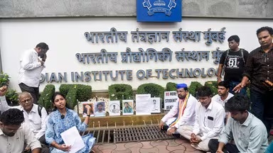 IIT बॉम्बे छात्र खुदकुशी मामला: आरोपी प्रोफेसर के समर्थन में फैकल्टी, निकाला कैंपस मार्च