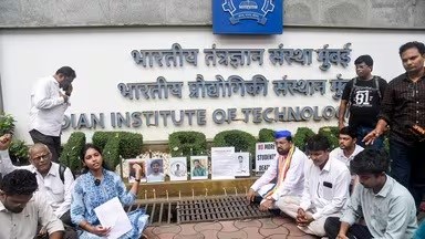 IIT बॉम्बे छात्र खुदकुशी मामला: आरोपी प्रोफेसर के समर्थन में फैकल्टी, निकाला कैंपस मार्च