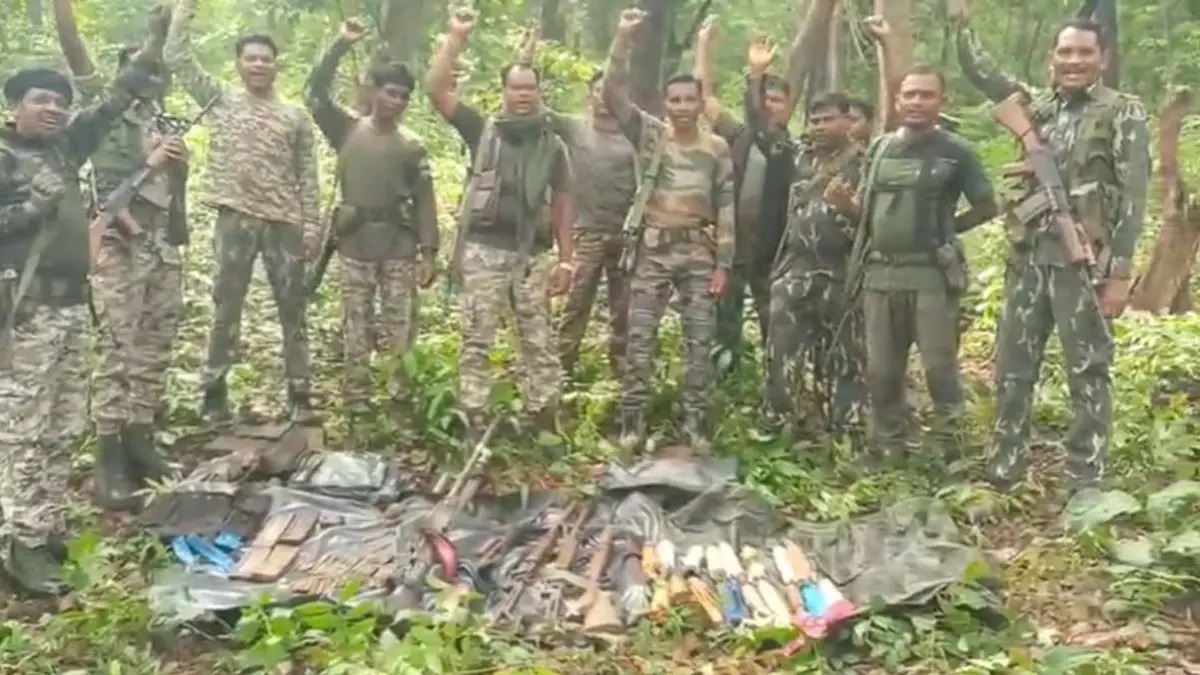 बीजापुर के जंगलों में मिला बड़ा नक्सली डंप : SLR-INSAS समेत हथियारों और गोला-बारूद का जखीरा बरामद