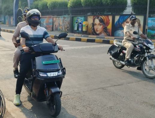 INDORE NEWS : इंदौर में नो कार डे: सड़कों पर दिखा मिला-जुला असर, स्कूटी से निकले निगम आयुक्त