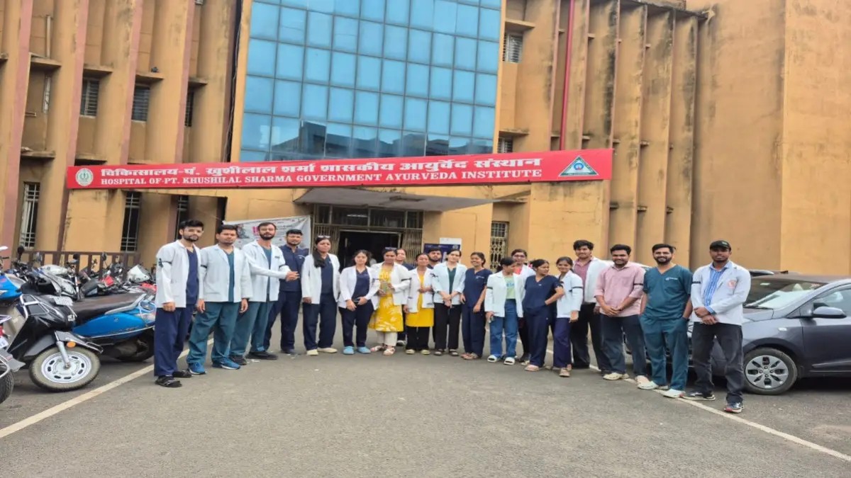  MP NEWS : MBBS इंटर्न के बाद आयुर्वेद इंटर्न ने स्टाइपेंड बढ़ाने की मांग, कलेक्ट्रेट का किया घेराव, दी ये चेतावनी 