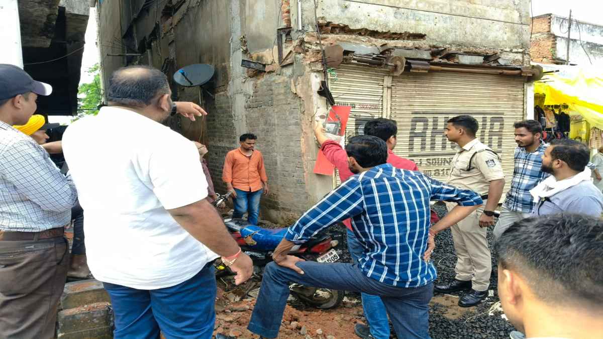 Shahdol news : शहडोल में पुराने भवन का हिस्सा भरभराकर गिरा, दो मजदूर घायल