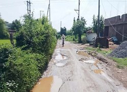 बारिश में और खतरनाक हुई सड़क, सोरिद-बागतराई मार्ग पर जगह-जगह बड़े गड्ढे,सालों से मरम्मत का इंतजार