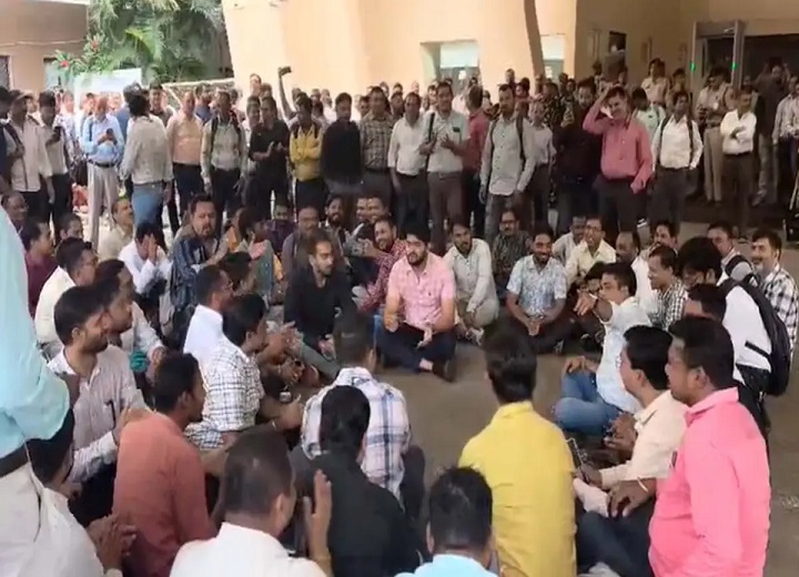 मंत्रालय कर्मियों का फूटा गुस्सा : कर्मचारियों से भरी बस में लगी आग, खटारा बसें हटाने की मांग पर धरना