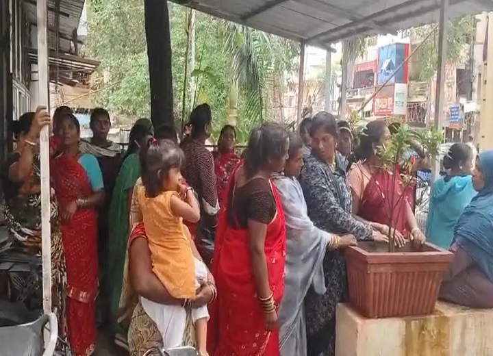 भाठागांव सब्जी बाजार विवाद में महिला गिरफ्तार, समर्थन में थाने पहुंचे विक्रेता
