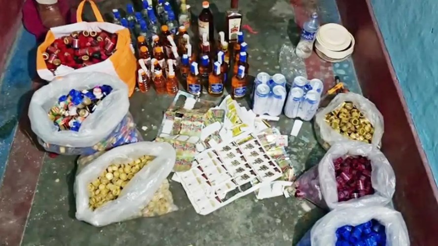 घर में चल रहा था नकली शराब का खेल, 2500 ढक्कन और 200 रैपर जब्त