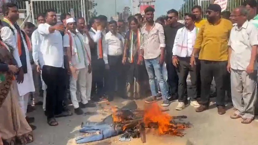 कांग्रेसियों का हल्लाबोल: कलेक्ट्रेट घेराव से पहले रोका मार्च, CEC ज्ञानेश कुमार का पुतला फूंका