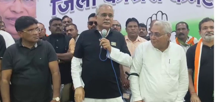 SIR को लेकर कांग्रेस का प्रदर्शन, कलेक्टोरेट कूच के दौरान पुलिस से धक्का-मुक्की; भूपेश बघेल भी मौजूद