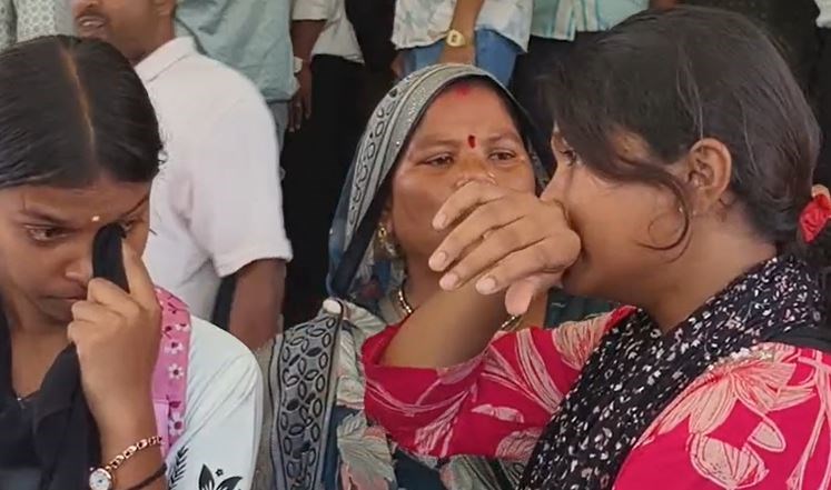 UMARIYA NEWS : जनसुनवाई में CEO ने छात्राओं के साथ किया अभद्र व्यवहार, मदद की जगह लगाई फटकार, VIDEO वायरल 