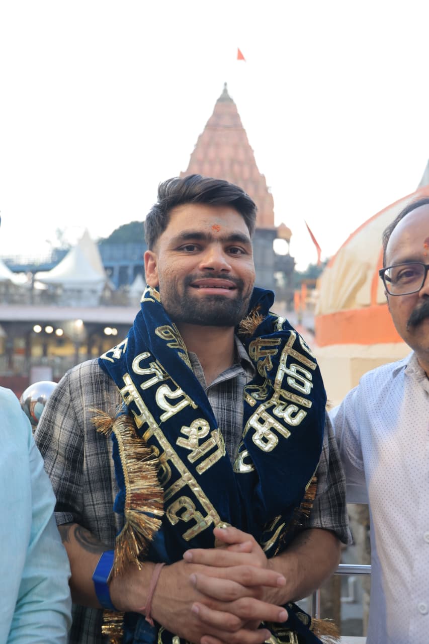 UJJAIN NEWS : महाकाल के दर्शन के लिए पहुंचे क्रिकेटर रिंकू सिंह, भस्म आरती में हुए शामिल, मंदिर समिति ने किया स्वागत 