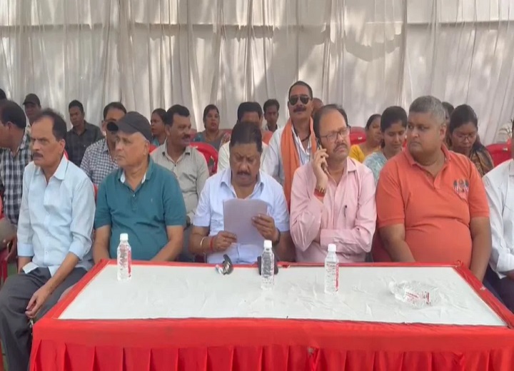 नगरीय निकाय कर्मचारियों ने खोला मोर्चा, OPS बहाली और नियमितीकरण समेत 18 मांगों पर धरना