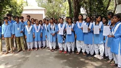 छात्रों ने प्रिंसिपल-शिक्षिका के खिलाफ खोला मोर्चा, अभद्र व्यवहार का लगाया आरोप