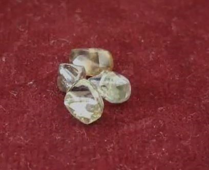 PANNA NEWS : पन्ना में खोदाई के दौरान पति पत्नी को मिला 5.16 कैरेट का हीरा, कीमत 10 लाख के पार