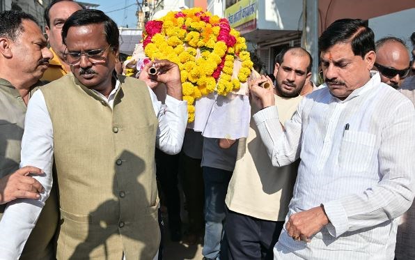 UJJAIN NEWS : उज्जैन में RSS के वरिष्ठ प्रचारक विनोद कुमार को अंतिम विदाई, CM मोहन यादव ने दिया कंधा