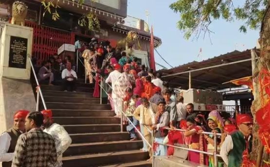 Maihar News: नवरात्रि के पहले दिन मां शारदा के दरबार में उमड़ा जनसैलाब, 70 हजार भक्तों ने किए दर्शन