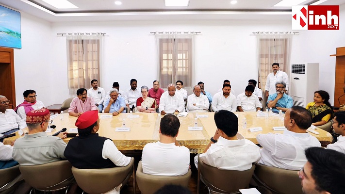 INDIA ब्लॉक की अहम बैठक आज, SIR और वोट चोरी के आरोपों पर विपक्ष की नजर,  राहुल गांधी के आवास पर जुटेंगे  नेता