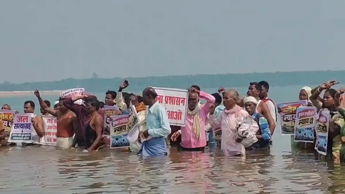 गंगरेल बांध के पानी में उतरे 100 प्रभावित, 9 की तबीयत बिगड़ी; 6 साल से पुनर्वास का इंतजार