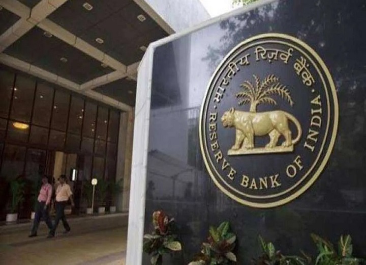 RBI New Rule: बैंकों के कैश रिजर्व नियम में बदलाव, जानें आपके बैंक खाते पर क्या होगा असर
