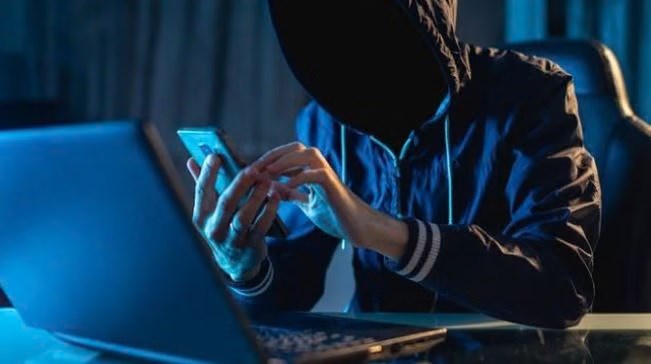 WhatsApp पर शेयर खरीदने के टिप्स, फिर 70% की गिरावट; ED ने मारे 29 ठिकानों पर छापे